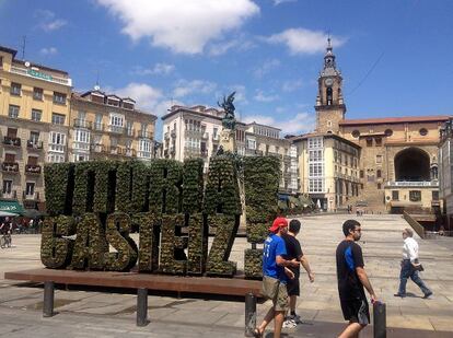 Escultura que conmemora la capitalidad verde de Vitoria