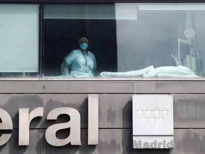 A health worker in the intensive care unit of Madrid‘s La Paz hospital on September 15, 2020.