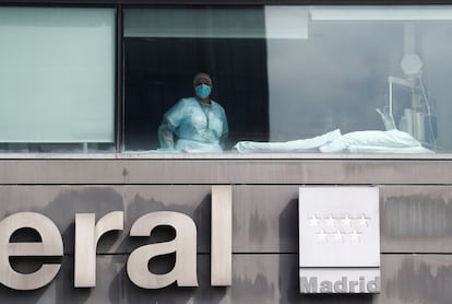 A health worker in the intensive care unit of Madrid‘s La Paz hospital on September 15, 2020.