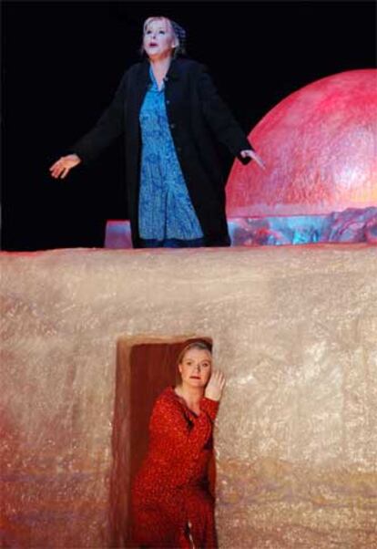 Solveig Kringelborn, arriba, y Patricia Bardon, en una escena de <i>Adriana Mater.</i>