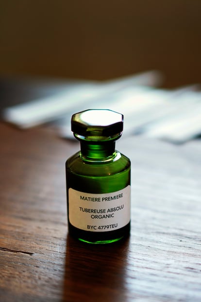 El absoluto de tuberosa de Grasse, ecológico y menos afrutado que el de la India, está entre los más caros del mercado. El precio del kilo asciendo a 250.000 euros.