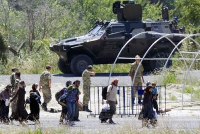 Refugiados sirios al franquear la frontera con Turquía, cerca del pueblo turco de Guvecci.