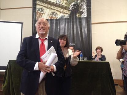 Manuel Vicent, tras recibir el diploma como doctor Honoris Causa, este miércoles en la universidad de La Plata.