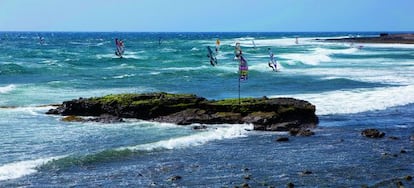 Esta playa canaria, una referencia para los cazadores de olas.