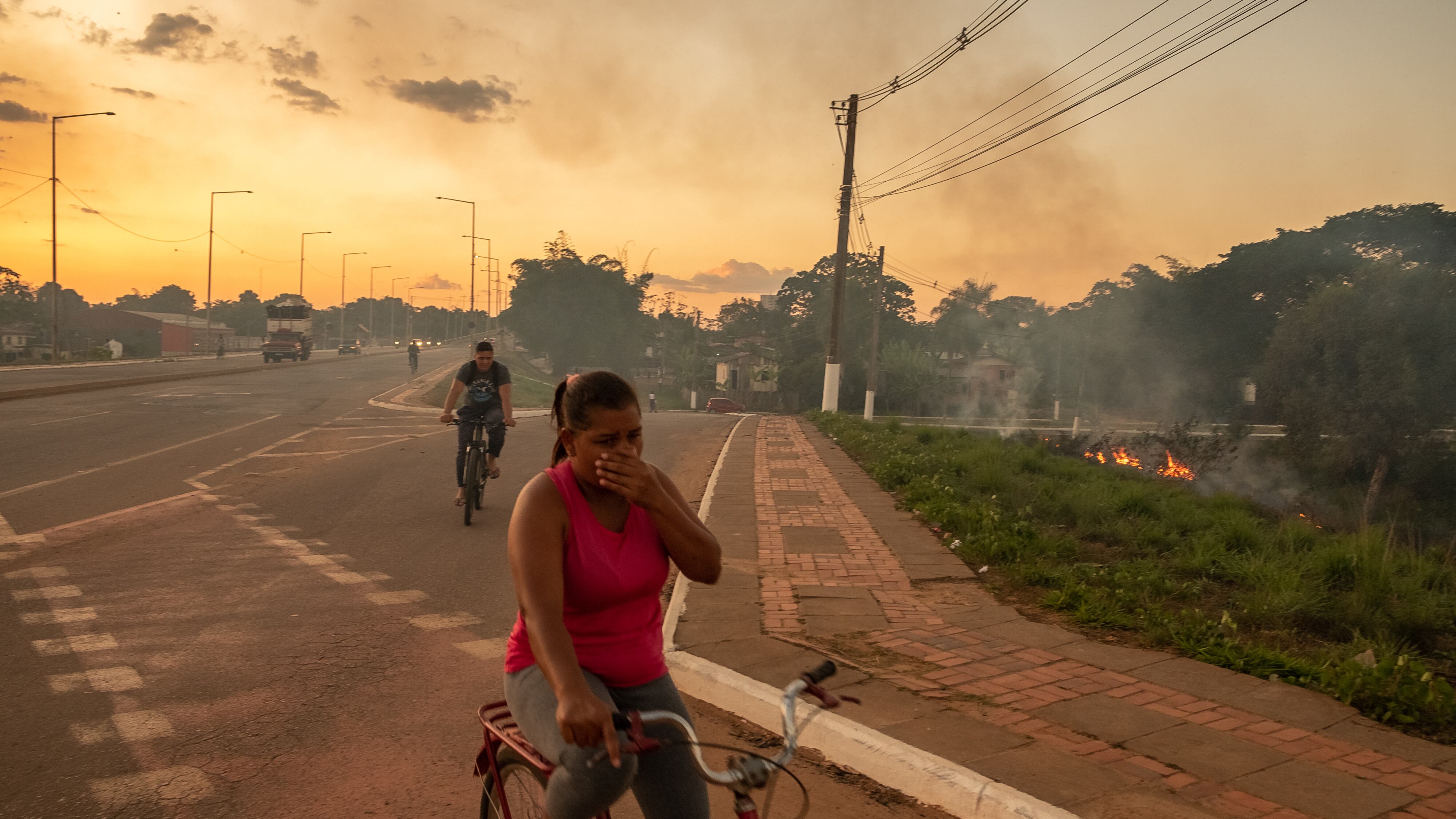 Una mujer se cubre boca y nariz durante un incendio forestal en Río Branco (Brasil), en julio de 2022.