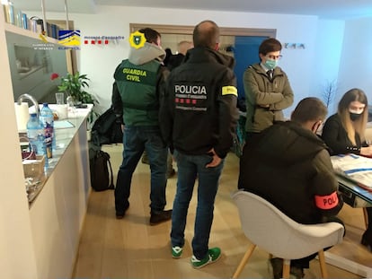 Los agentes durante uno de los registros en Andorra que acabó con seis detenidos.