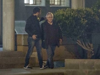 El tresorer de CDC, Andreu Viloca, sortint de la presó.