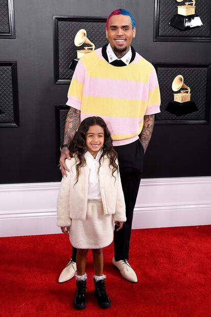 Chris Brown, con pelo bicolor y acompañado de su hija Royalty.