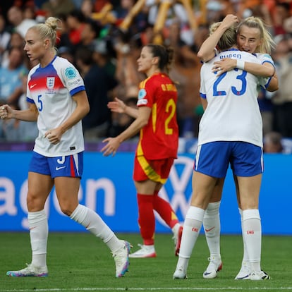BASILEA (SUIZA), 27/07/2025.- Las jugadoras de Inglaterra celebran el primer gol del combinado inglés durante el encuentro correspondiente a la final de la Eurocopa Femenina 2025 que disputan este domingo España e Inglaterra en el St. Jakob Park de Basilea (Suiza). EFE/ Ana Escobar.