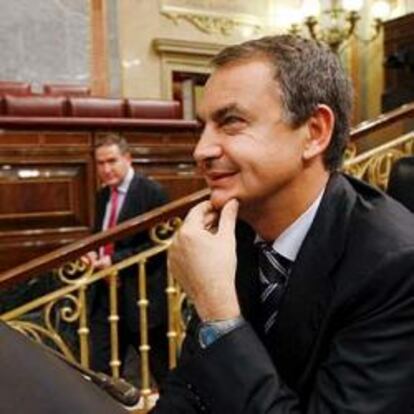 Zapatero se compromete a colaborar en la consolidación de bancos y cajas