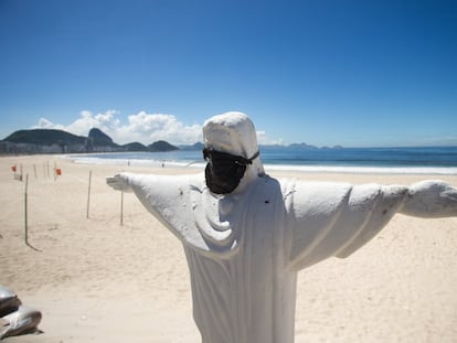 Um Cristo com máscara numa Copacabana praticamente vazia, na sexta-feira.