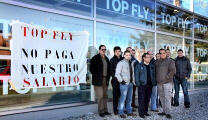 Un grupo de profesores y alumnos afectados por el cierre de Top Fly, en Sabadell.