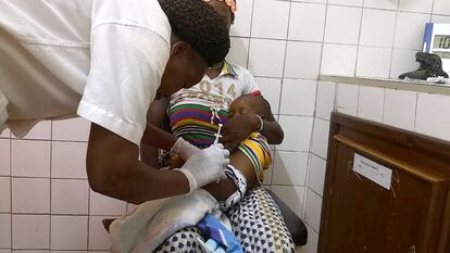 Un niño es vacunado con la vacuna contra la malaria R21 en Nanoro, Burkina Faso.