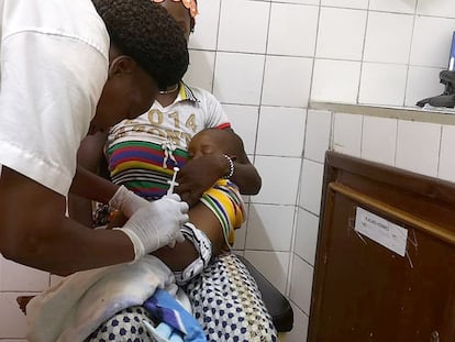 Un niño es vacunado con la vacuna contra la malaria R21 en Nanoro, Burkina Faso.