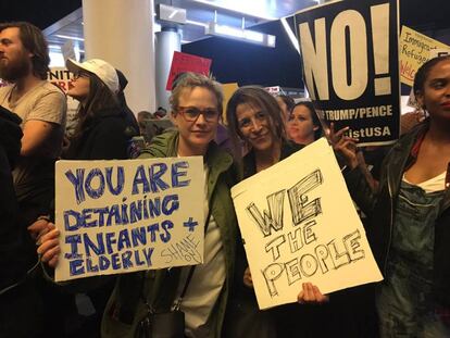 Patricia Arquette, en una imagen que ha compartido en la protesta en el Aeropuerto Internacional de Los &Aacute;ngeles.