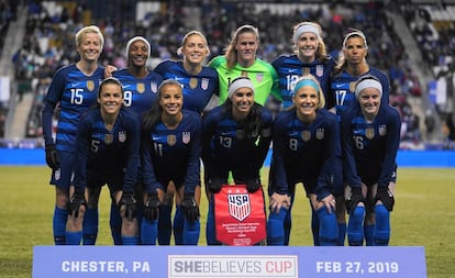 La selección estadounidense de fútbol femenino, antes de iniciar un partido. 
 