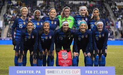 La selección estadounidense de fútbol femenino, antes de iniciar un partido.