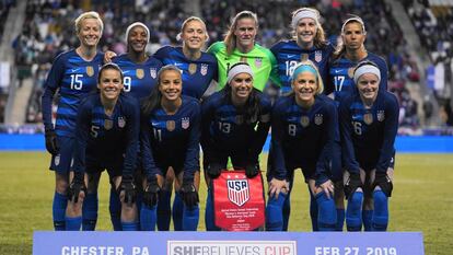 La selección estadounidense de fútbol femenino, antes de iniciar un partido. 
 