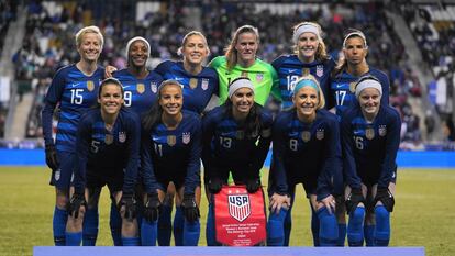 La selección estadounidense de fútbol femenino, antes de iniciar un partido. 
 