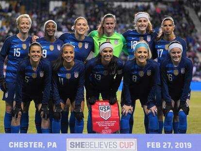 La selección estadounidense de fútbol femenino, antes de iniciar un partido. 
 