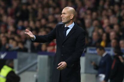 El entrenador del Real Madrid, Zinedine Zidan, da instrucciones a sus jugadores.