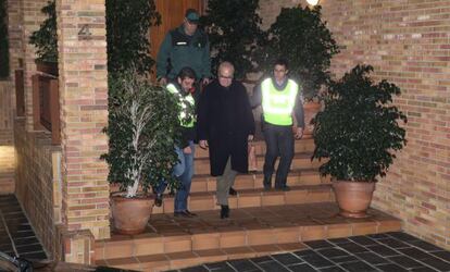 Josep Prat abandona su domicilio acompañado de agentes de la Guardia Civil tras ser detenido.
