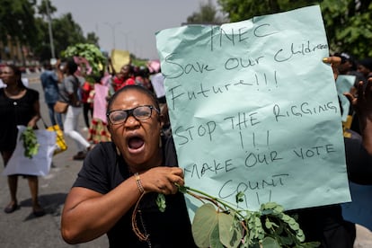 Manifestación para reclamar la anulación del proceso electoral, así como la destitución del presidente de la comisión electoral en el centro de Abuya, Nigeria, este martes.