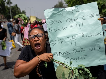 Manifestación para reclamar la anulación del proceso electoral, así como la destitución del presidente de la comisión electoral en el centro de Abuya, Nigeria, este martes.