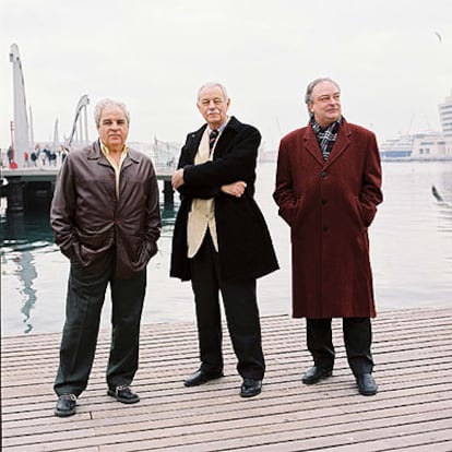 Los escritores Juan Marsé, Eduardo Mendoza y Enrique Vila-Matas, de izquierda a derecha, en Barcelona.