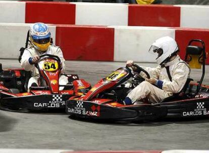 Alonso y Dani Sordo en un momento de la carrera de 'karts'