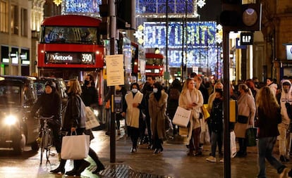 Viandantes en Oxford Street, en el centro de Londres, el lunes.