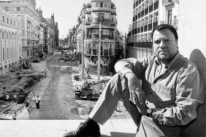 Sánchez Monteseirín, en la terraza de su despacho del Ayuntamiento, desde donde se ven las obras en la Avenida de la Constitución.