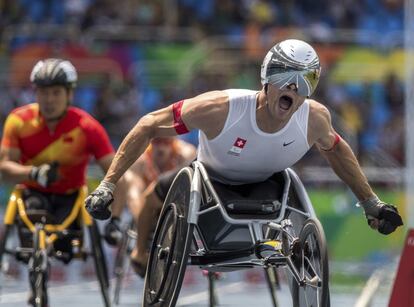 El corredor en silla de ruedas Marcel Hug, de Suiza, celebra su victoria tras ganar la final de 800 m en los Juegos Paralímpicos de Río de Janeiro (Brasil) el 15 de septiembre de 2016.