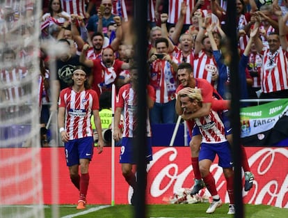 Griezmann celebra junto a sus compañeros el segundo gol del Atlético de Madrid ante el Sevilla.