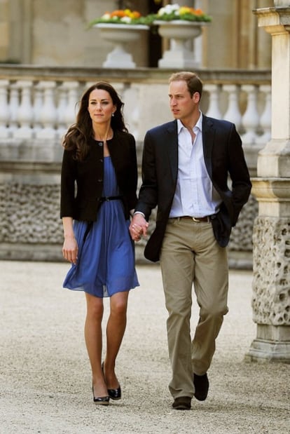 Los duques de Cambridge, Guillermo y Catalina, pasean de la mano por los jardines del palacio de Buckingham, el día después de su boda.