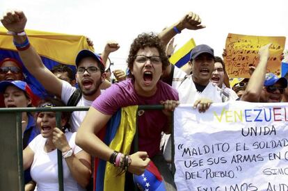 Partidarios de Capriles exigen el recuento en una manifestación el 16 de abril, dos días después de las elecciones.