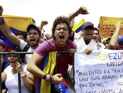 Partidarios de Capriles exigen el recuento en una manifestaci&oacute;n el 16 de abril, dos d&iacute;as despu&eacute;s de las elecciones. 