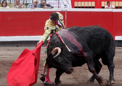 Diego Urdiales, en su primer toro.