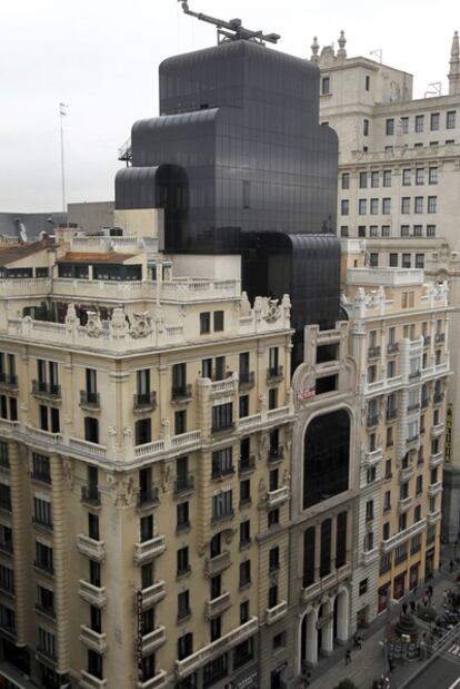 De izquierda a derecha, los tres edificios que han ocupado Gran Vía, 30. El Teatro Fontalba, el Banco Coca y un boceto de la reforma de Federico Echevarría que transformó la fachada del segundo para que recordase
al primero.