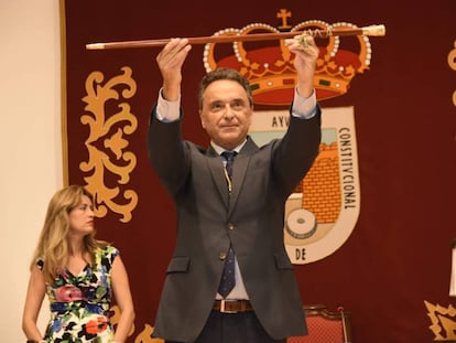 El socialista José Ortiz alza la vara de alcalde de Torremolinos tras las elecciones de 2019.