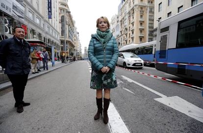 La portavoz del PP en el Ayuntamiento de Madrid, Esperanza Aguirre, se reúne con comerciantes y vecinos afectados por los cortes de la Gran Vía.