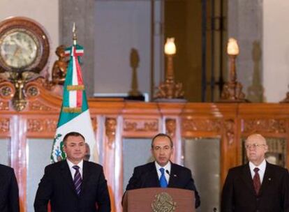 El presidente mexicano, Felipe Calderón (centro), toma la palabra junto al presidente de la mesa directiva de la Cámara de Senadores (a la izquierda) y el presidente de la Suprema Corte de Justicia de la Nación (a la derecha).