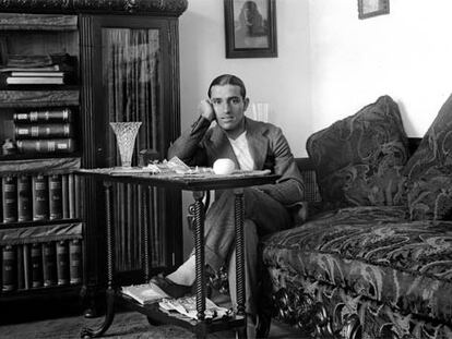 Sevilla, finales de la década de 1910. Juan Belmonte, en su casa.