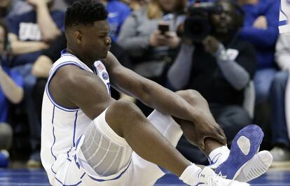 Zion Williamson, el pasado 20 de febrero, cuando se le destrozó la zapatilla y se lesionó.