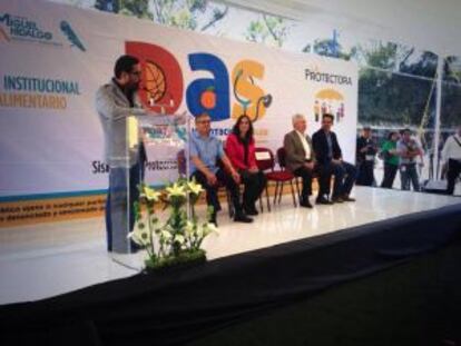 Víctor Hugo Romo (al micrófono) y Claudia Cervantes (de rojo) en un acto oficial en la capital de México.