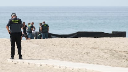 Guardia Civil durante investigación en la playa de Tarragona