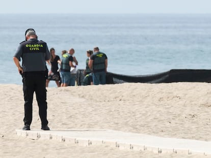 La Guardia Civil investiga el hallazgo del cadáver de un bebé, en avanzado estado de descomposición, en la playa Costa Daurada de Roda de Berà.