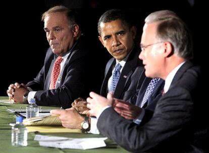 El presidente electo de Estados Unidos, Barack Obama (c), y el gobernador de Pensilvania, Ed Rendell (i), escuchan al gobernador de Vermont, Jim Douglas, durante la reunión de la Asociación Nacional de Gobernadores