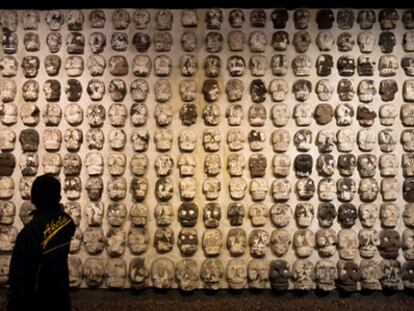 Mural de cráneos de piedra en el museo del Templo Mayor, en México DF.