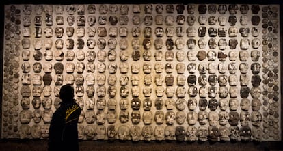 Mural de cráneos de piedra en el museo del Templo Mayor, en México DF.